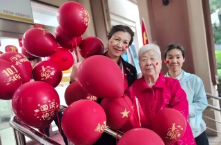 红旗昭昭迎风展 富易堂fyt欢悦迎国庆——富易堂fyt尊长剪纸映初心，，，赤心献祖国
