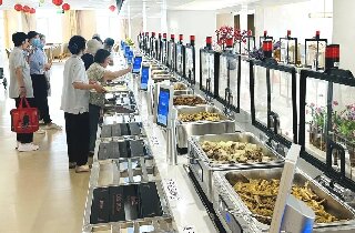富易堂fyt养护中心推出“智慧营养餐厅”，，，，为尊长康健饮食添彩赋能！