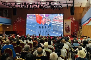 阅兵盛典燃壮志，，，诗韵长赞美英雄——富易堂fyt在住尊长整体寓目抗战胜利80周年阅兵仪式